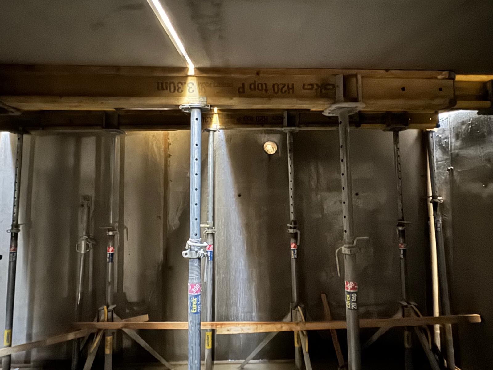 Innenbereich mit Stützen und Betonarbeiten
