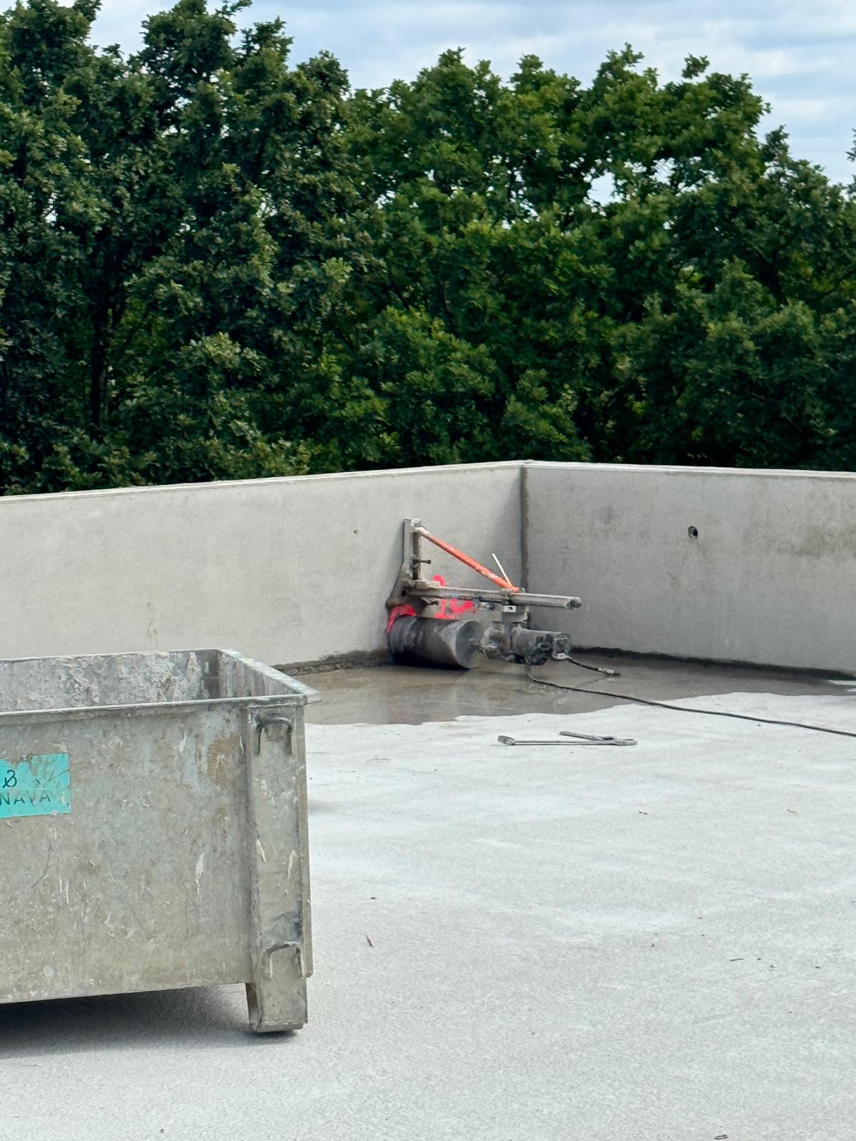 Betonfläche mit Arbeitsgerät